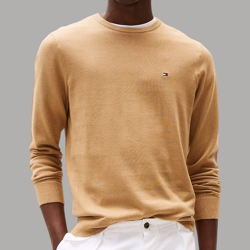 Maglione girocollo in cotone beige con maniche lunghe e logo ricamato sul petto