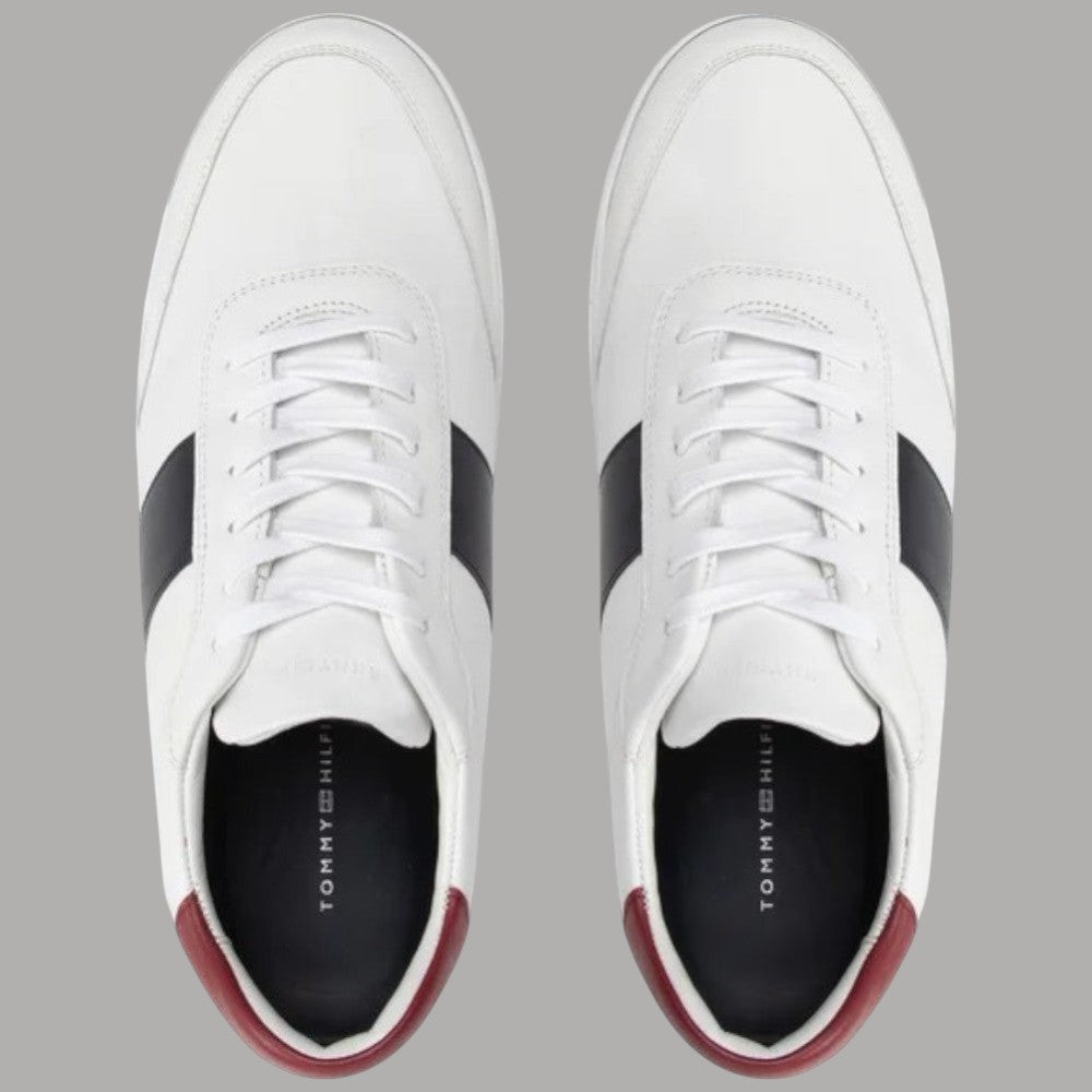 Sneaker Tommy Hilfiger bianche con lacci bianchi, fasce nere e tallone bordeaux