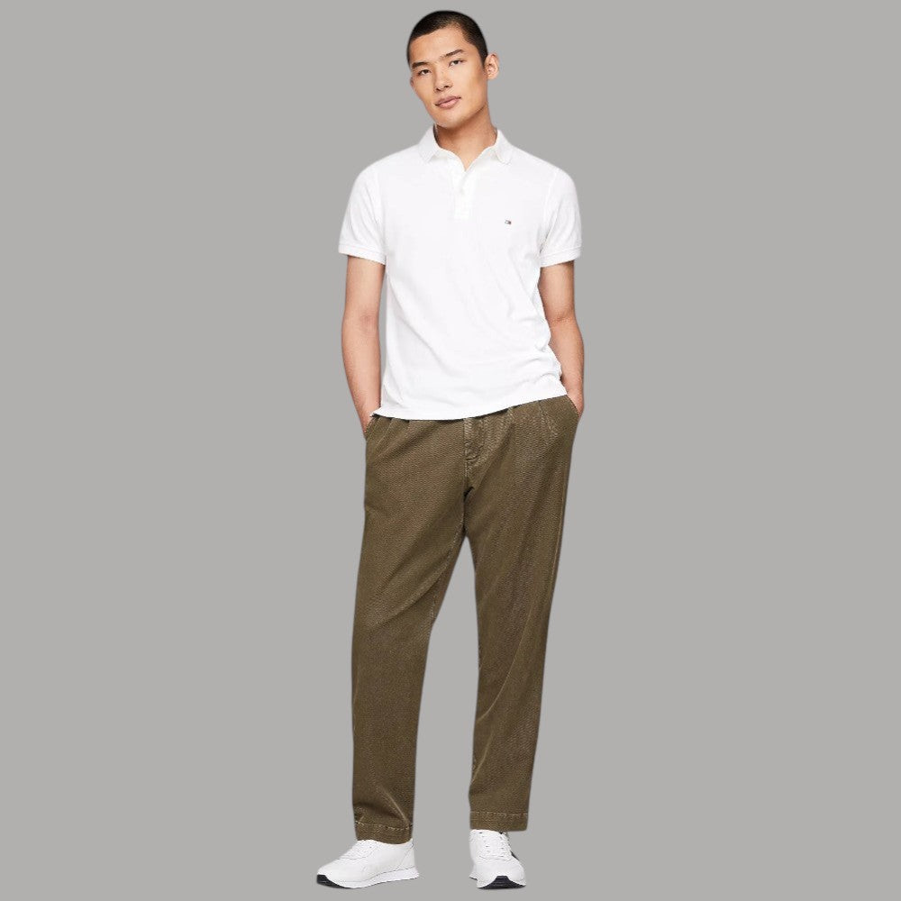 Sneakers bianche Tommy Hilfiger indossate