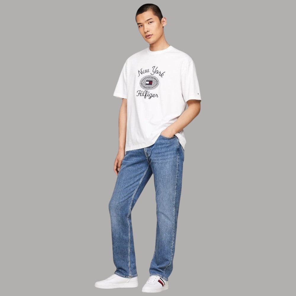 Sneaker bianche Tommy Hilfiger con strisce tricolore, indossate