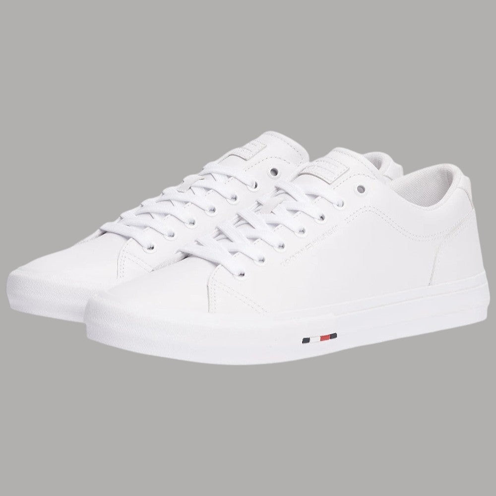 Sneaker bianche in pelle con lacci, suola vulcanizzata e dettaglio iconico laterale