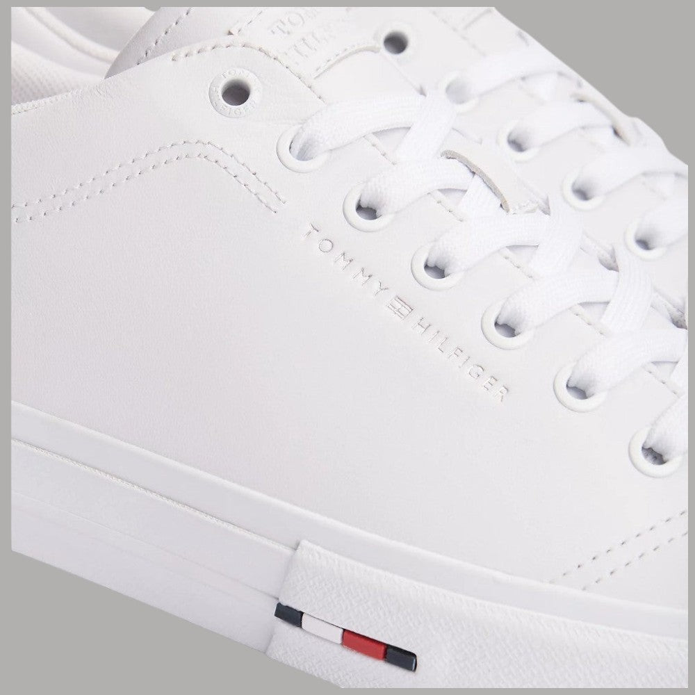 Sneaker bianche in pelle: logo sul lato e dettaglio multicolore sulla suola