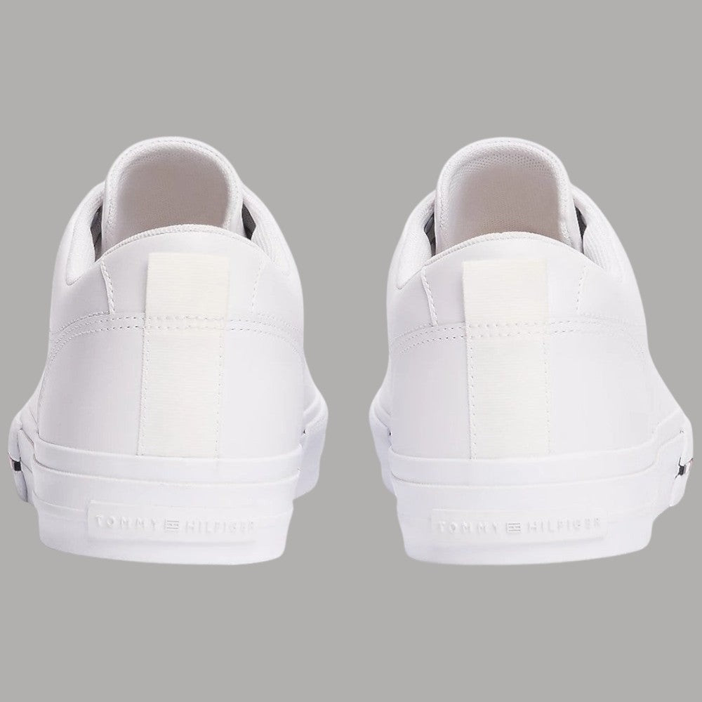 Sneaker bianche in pelle viste posteriori, con tallone e suola vulcanizzata