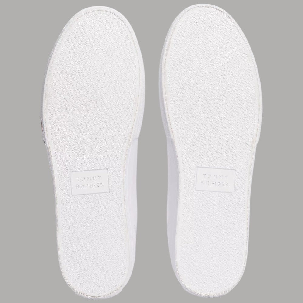 Suole bianche delle sneaker in pelle con etichetta interna Tommy Hilfiger