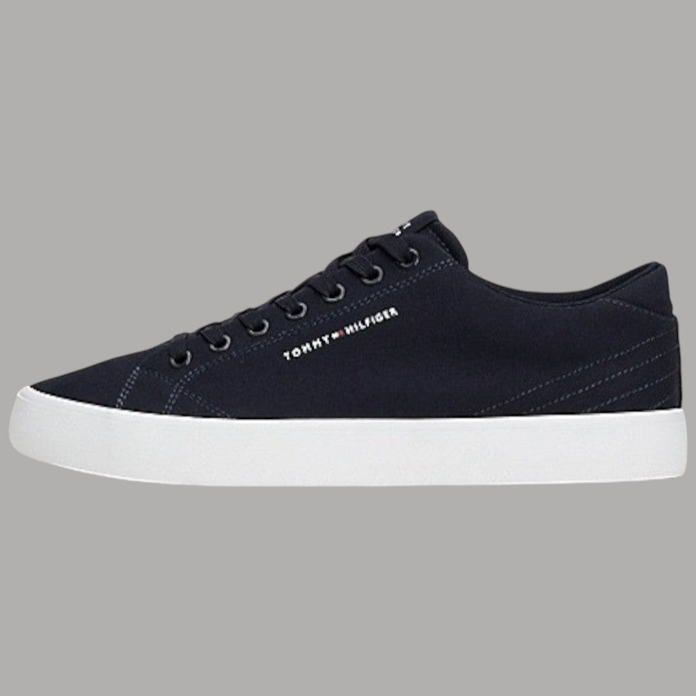 Sneaker Vulc Low Tommy Hilfiger in canvas blu scuro, profilo laterale e suola bianca