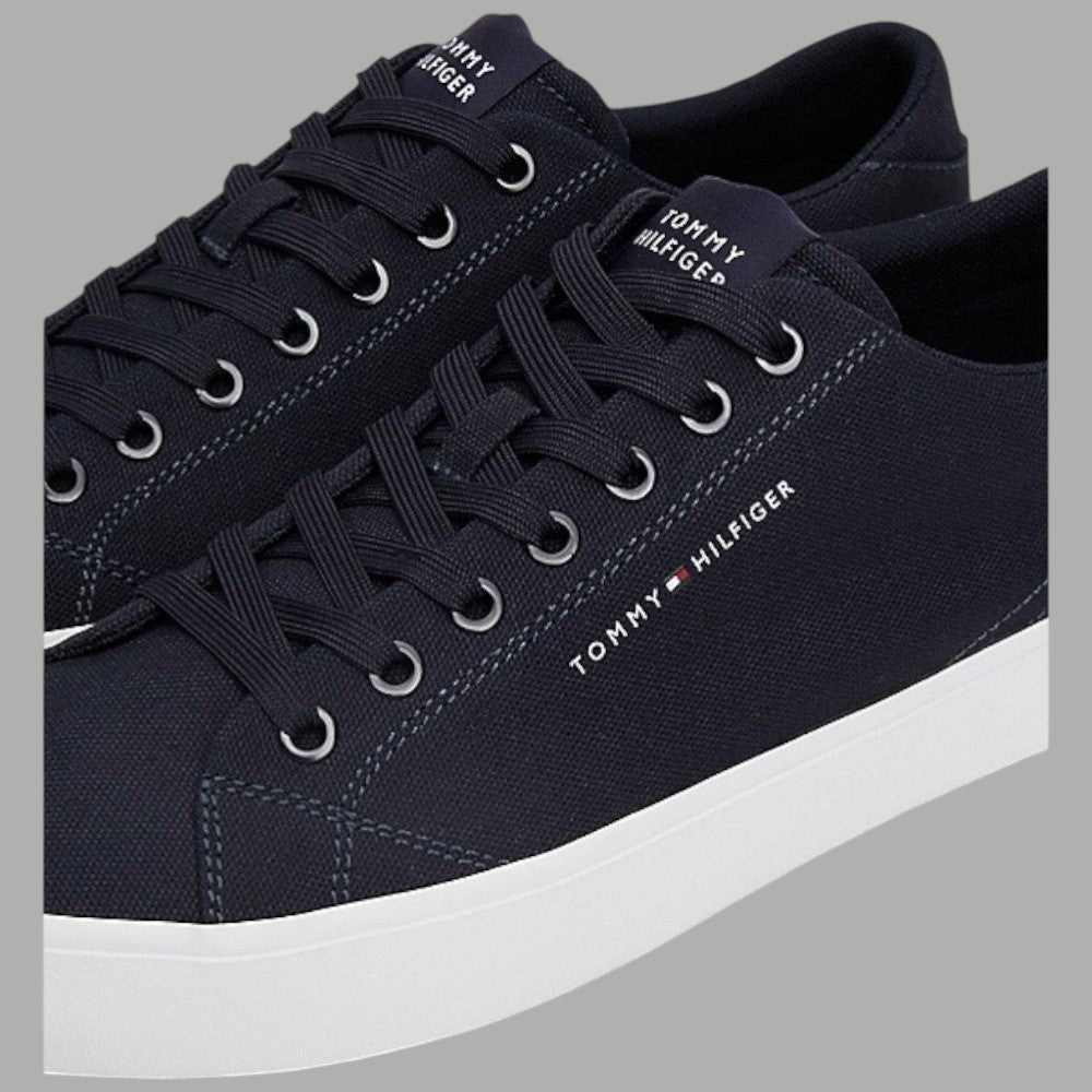 Sneaker Tommy Hilfiger Vulc Low blu scuro, lacci e logo sul lato, suola bianca