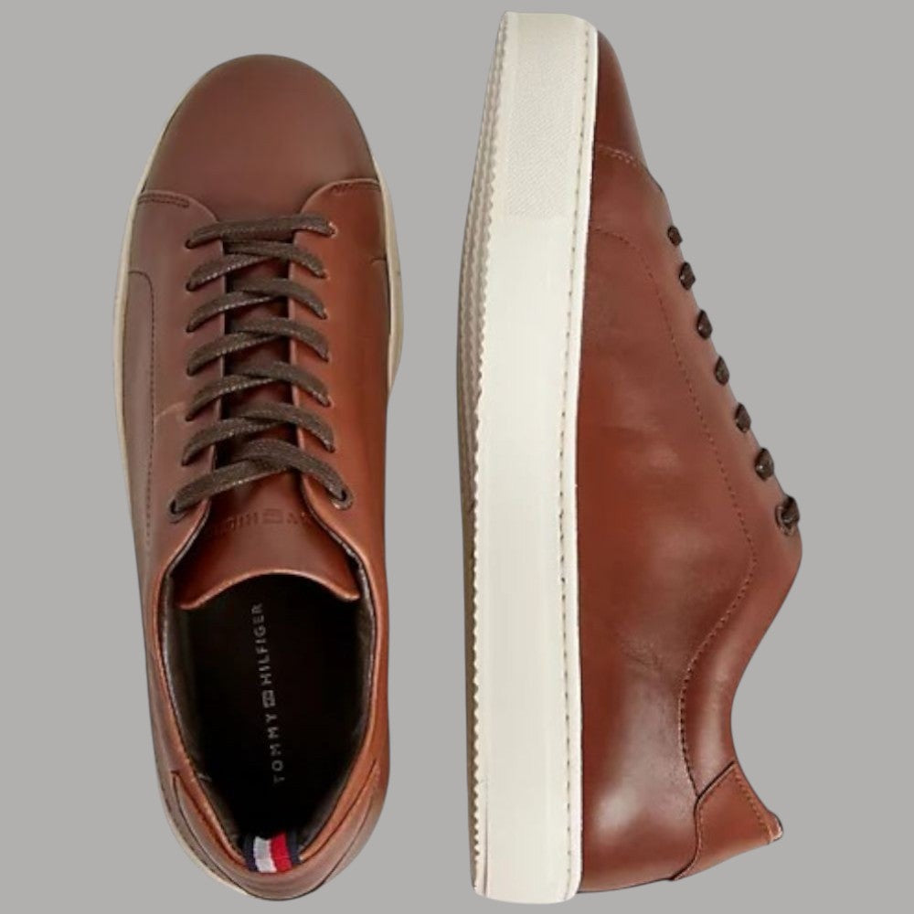 Sneakers in pelle marrone con lacci e suola bianca