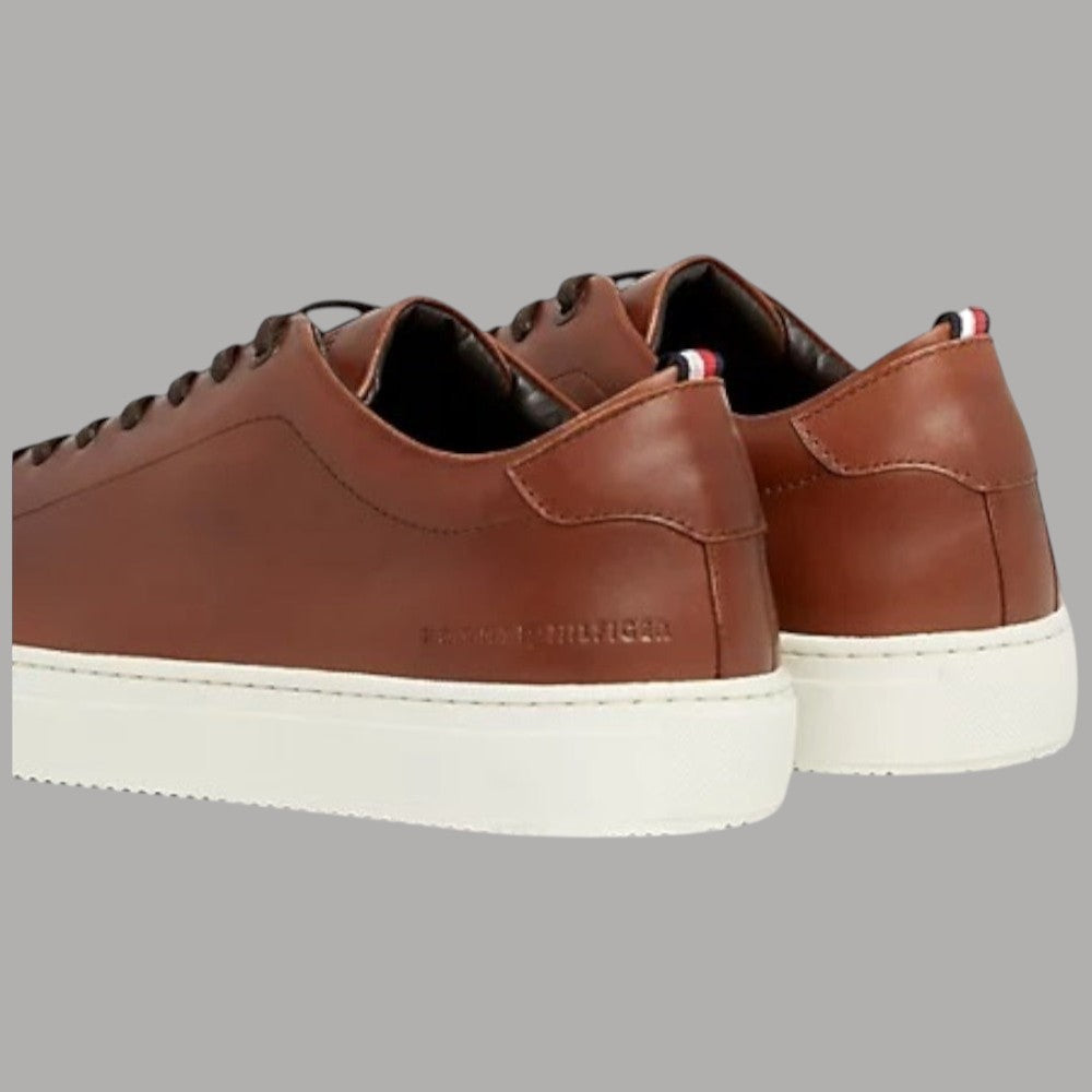 Sneakers in pelle marrone con linguetta imbottita e suola bianca