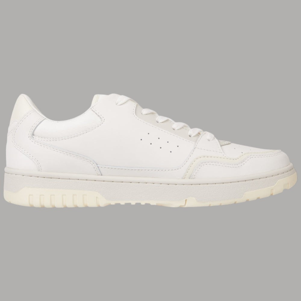 Sneaker panna con lacci bianchi e dettagli traforati sulla punta