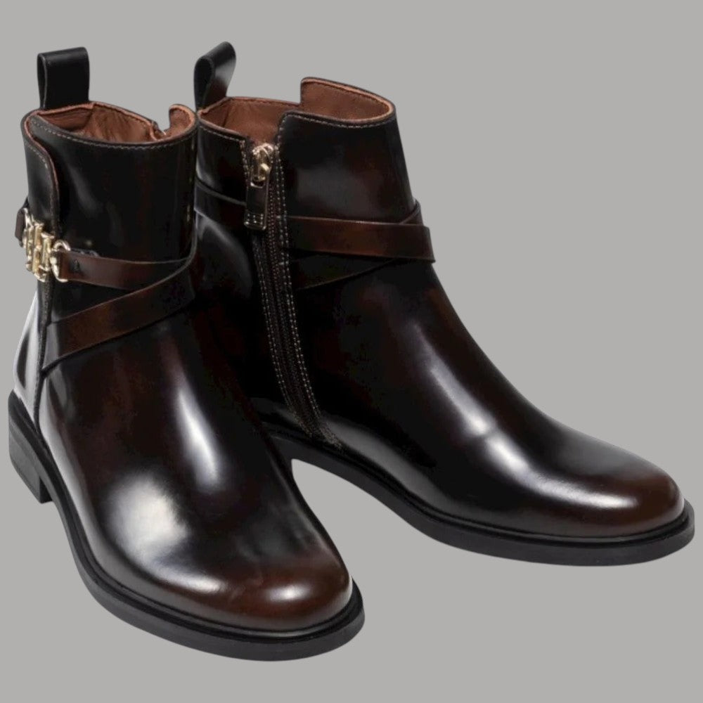 Stivaletti donna in pelle liscia, tacco basso, con puntale arrotondato.