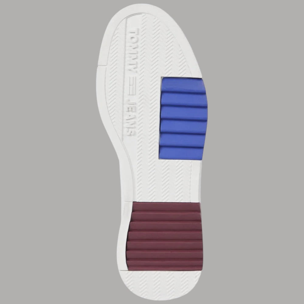 Suola della scarpa Tommy Jeans con inserto blu e profilo rosso.
