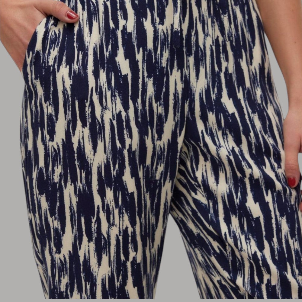 Pantaloni in viscosa con stampa astratta blu e crema, dettaglio tessuto