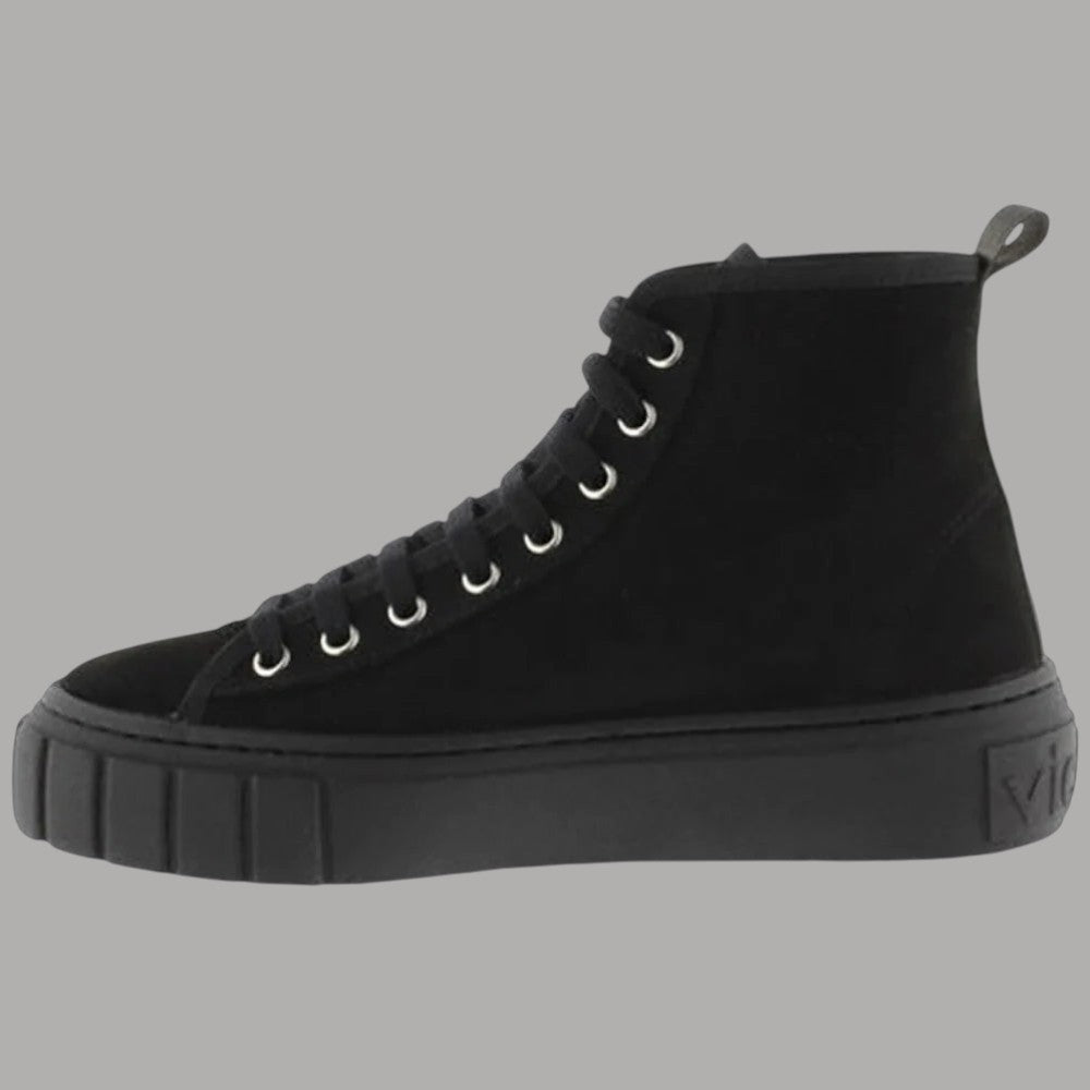 Scarpa alta Victoria in scamosciato nero con lacci e suola in gomma naturale