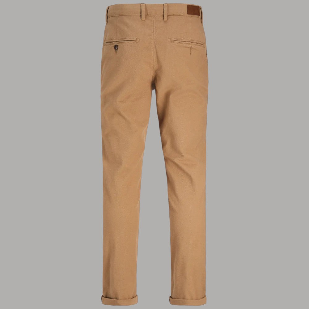 Pantaloni chino slim testurizzati cammello, chiusura con bottone e passanti