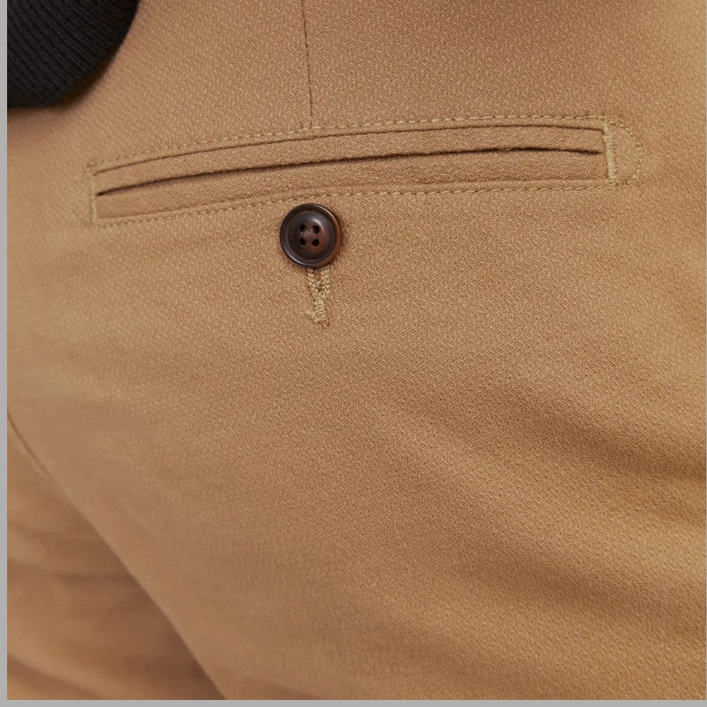 Pantaloni chino cammello: bottone e patta della cintura