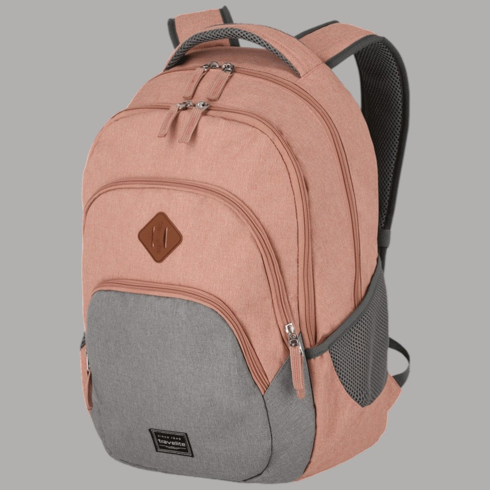 Zaino rosa con tasche anteriori con zip e toppa marrone decorativa sul pannello