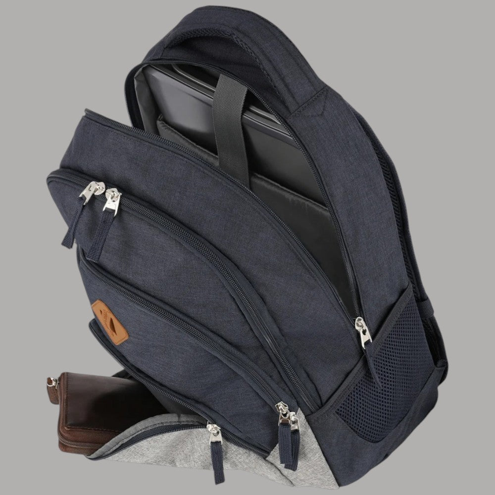 Zaino blu scuro con tasche a zip, spallacci e pannello a rete sul lato