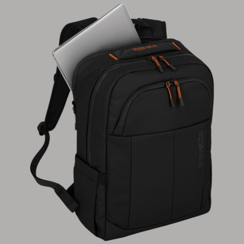 Zaino da viaggio nero aperto con scomparto per laptop e tasca frontale con cerniera