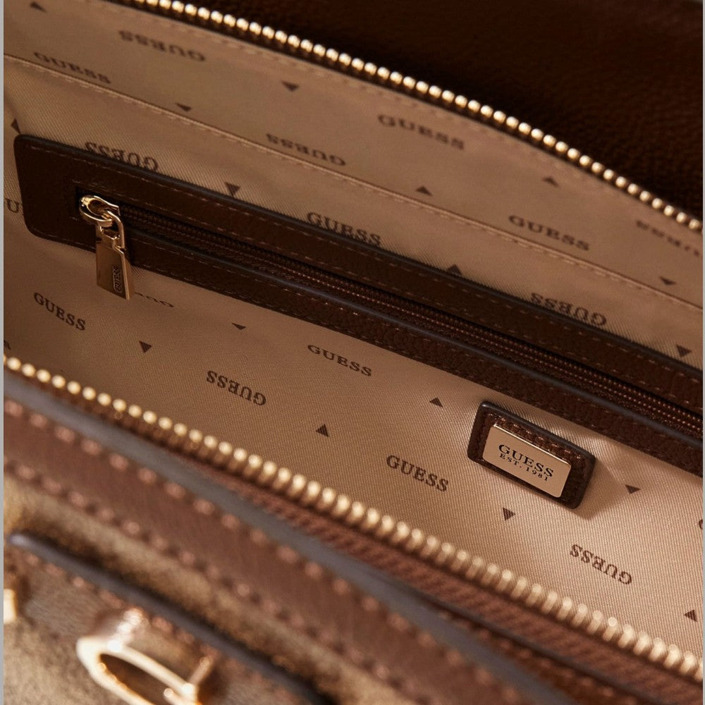 Interno della borsa tote marrone Guess con fodera con logo e zip