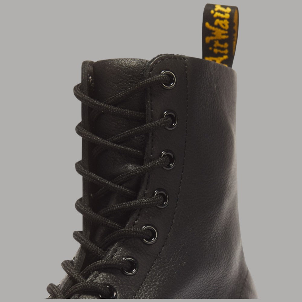 Stivali stringati Dr Martens in pelle Virginia neri con lacci, tallone con logo