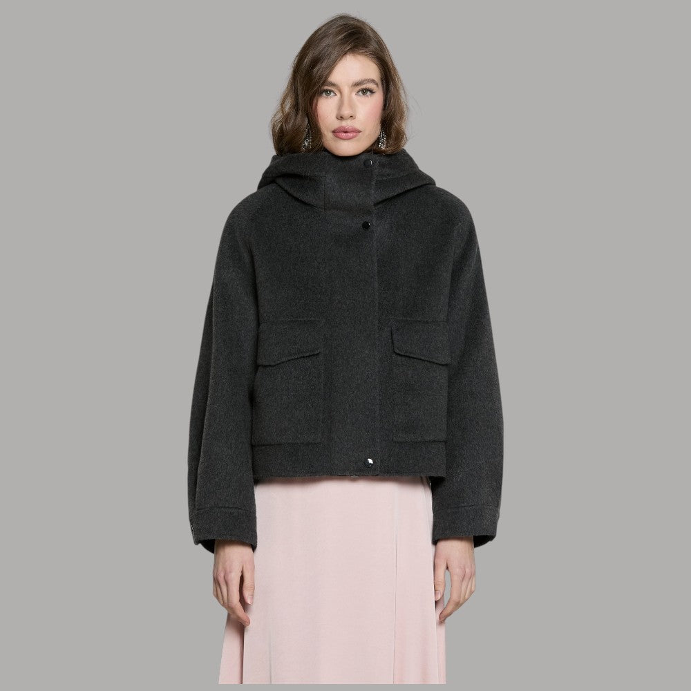 Cappotto corto Relish con cappuccio, zip, bottoni automatici e tasche a toppa