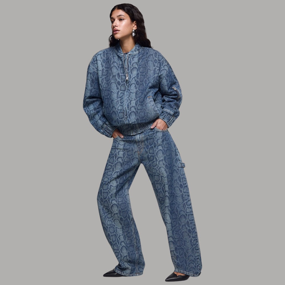 Bomber Liu Jo in denim blu con stampa pitone, indossato a figura intera