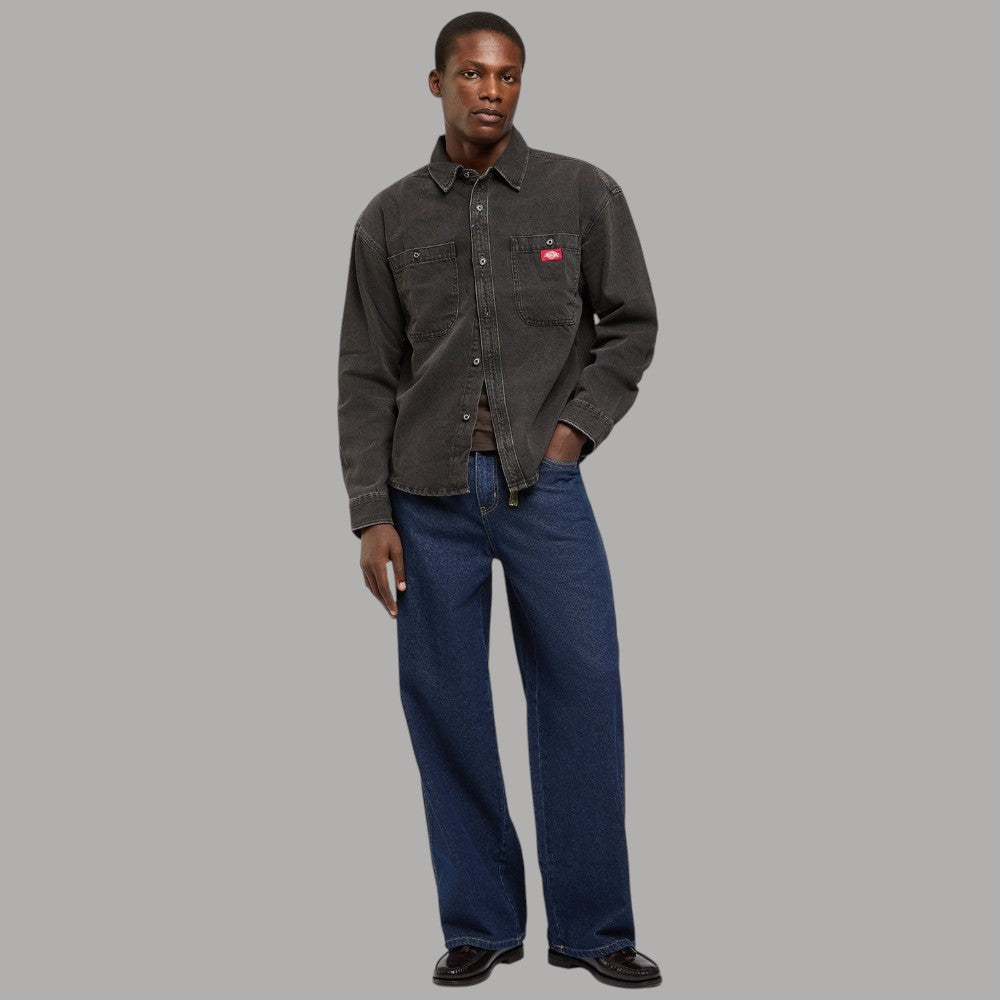 Camicia oversize Dickies in denim di cotone nero, apertura frontale con bottoni.
