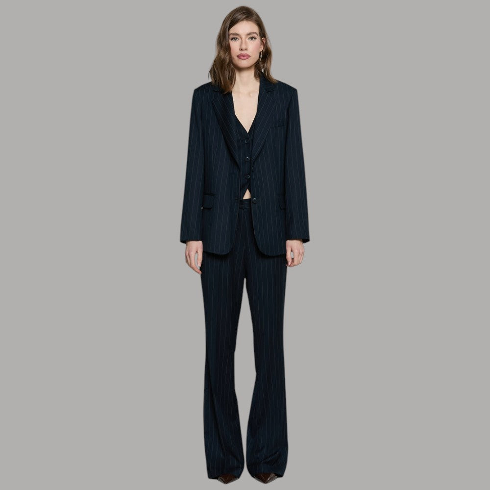 Pantalone Relish Iussis blu gessato a vita alta, a zampa, indossato con giacca coordinata