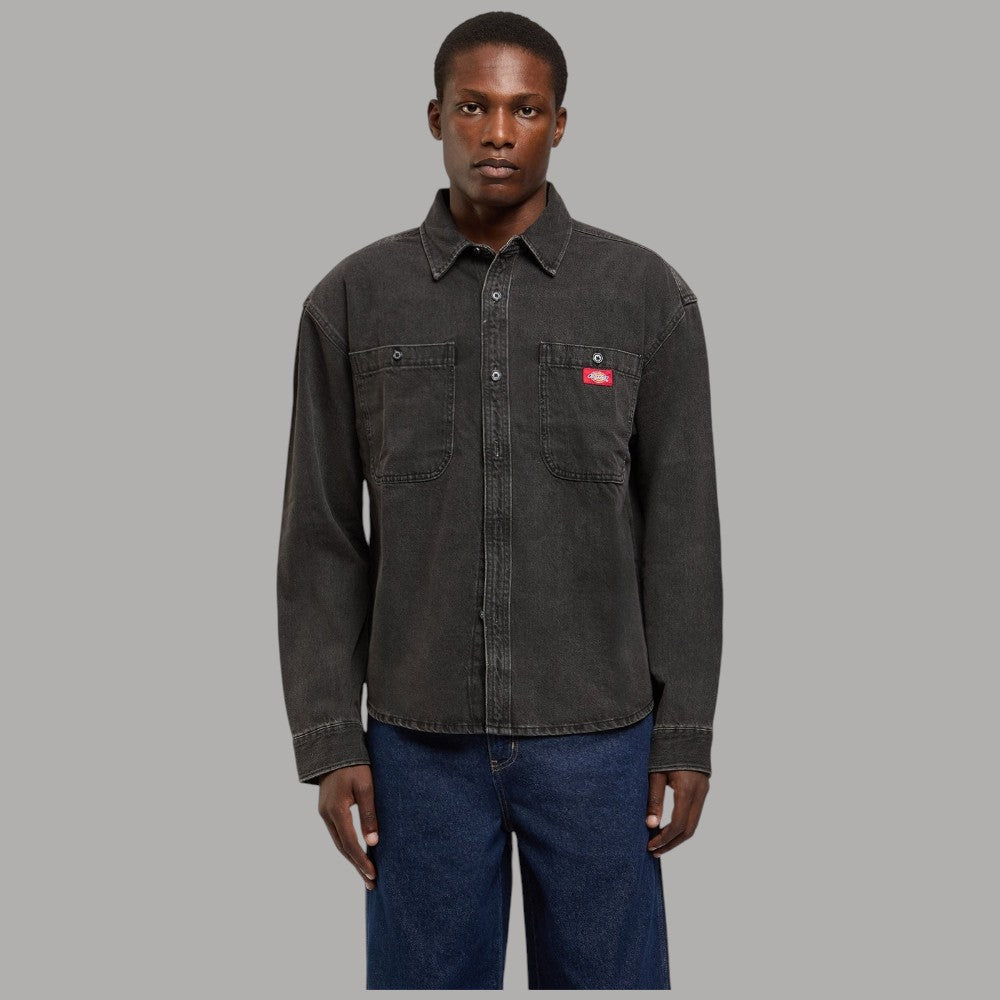 Camicia oversize Dickies in denim di cotone nero, bottoni e tasche sul petto.