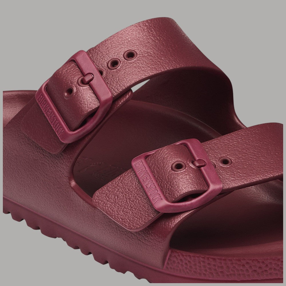 Birkenstock Arizona EVA ciabatte rossa vino con fibbie e texture in EVA