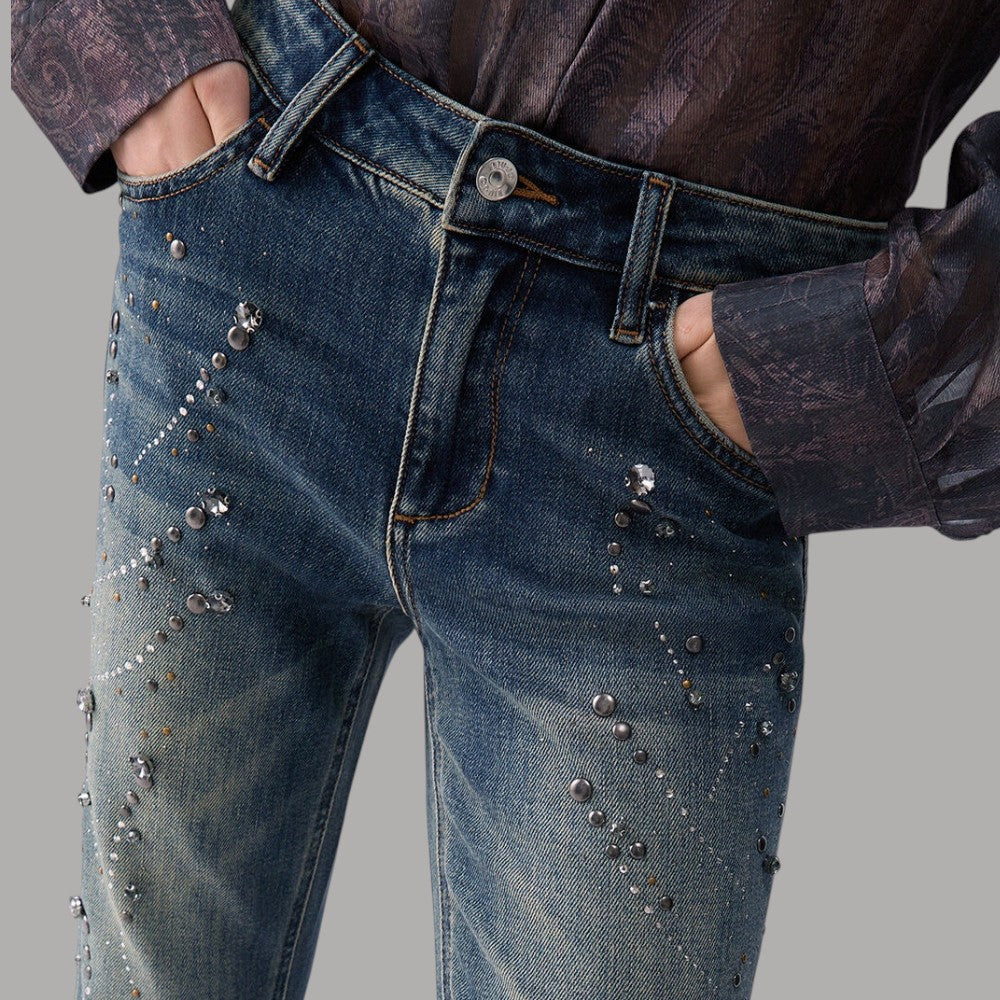 Dettaglio dei jeans Liu Jo blu: vita alta, tasche anteriori e strass