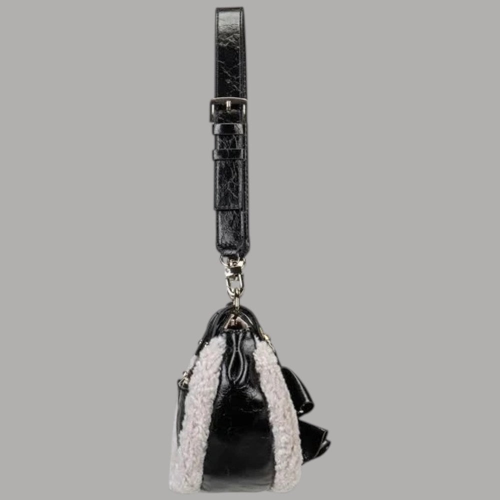 Mini borsa a spalla nera con tracolla regolabile e inserti teddy chiari, zip