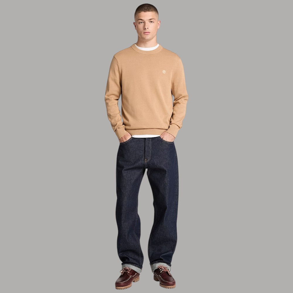 Maglione Timberland beige girocollo indossato, vista frontale a figura intera