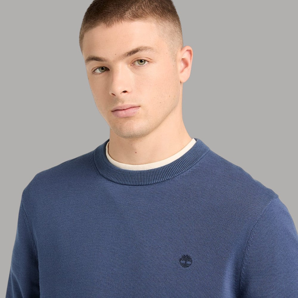 Maglione girocollo blu con logo sul petto, maniche lunghe in tessuto lavorato.