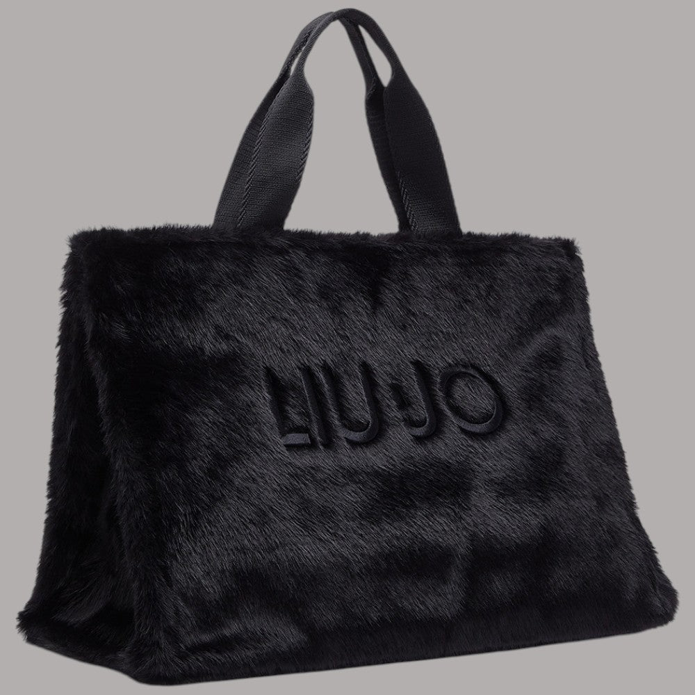 Borsa tote grande nera in pelliccia con manici e scritta Liu Jo in rilievo.