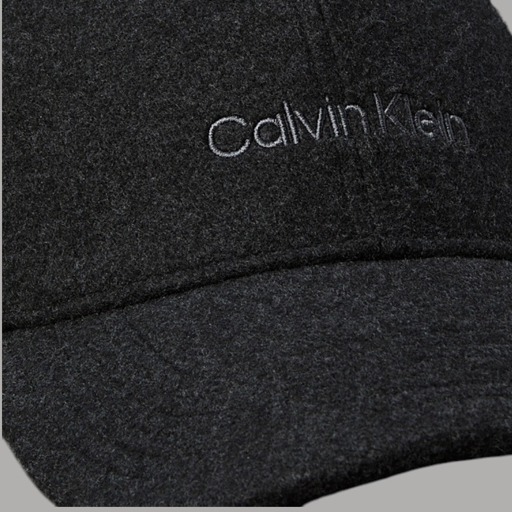 Calvin Klein cappello in feltro nero con logo ricamato