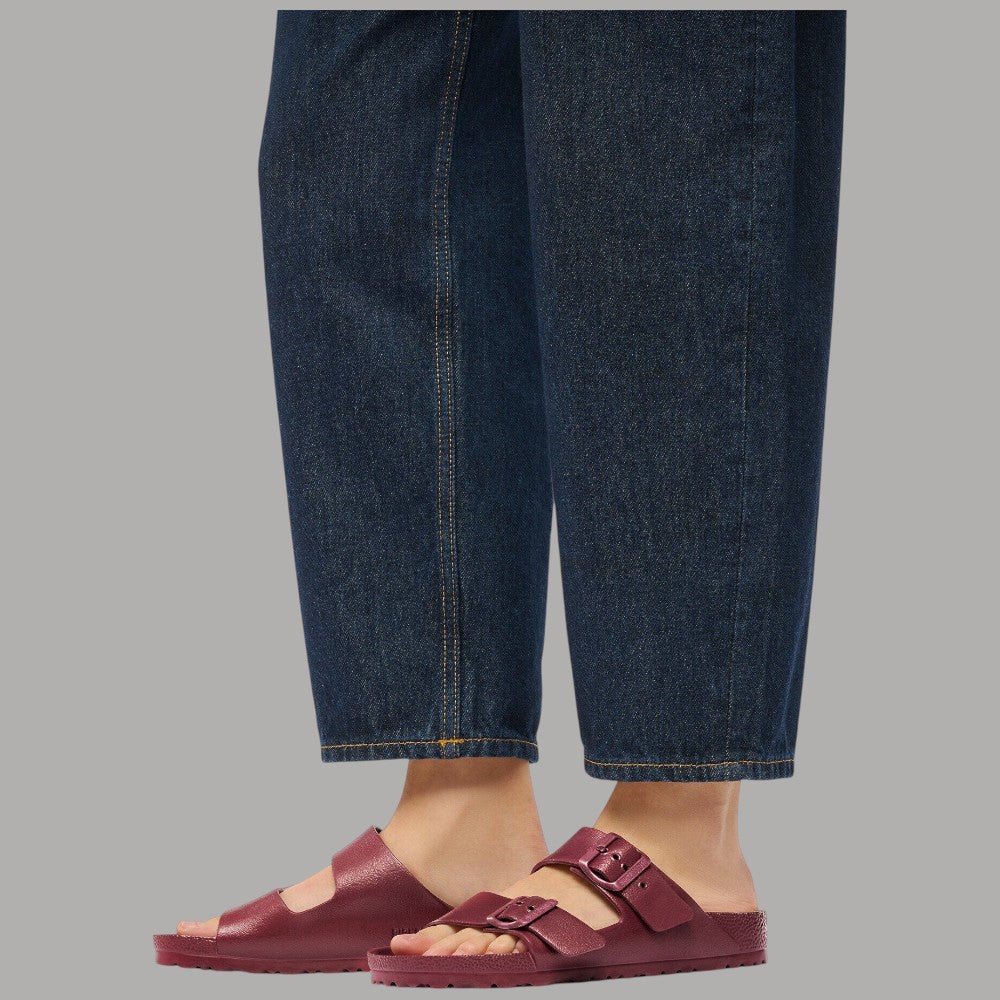 Birkenstock Arizona EVA ciabatte rosso vino con suola antiscivolo, dettaglio cinturini con fibbie