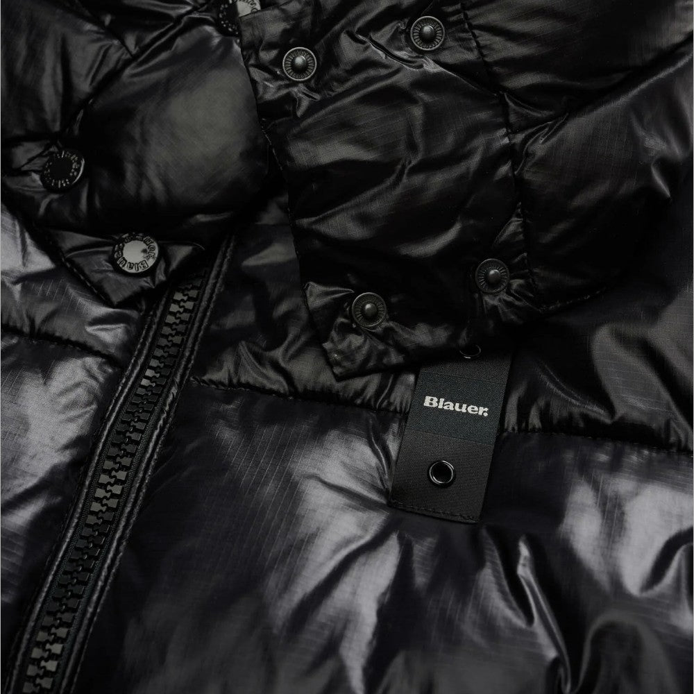 Dettaglio del piumino nero Blauer Gloria: zip, bottoni a pressione e logo