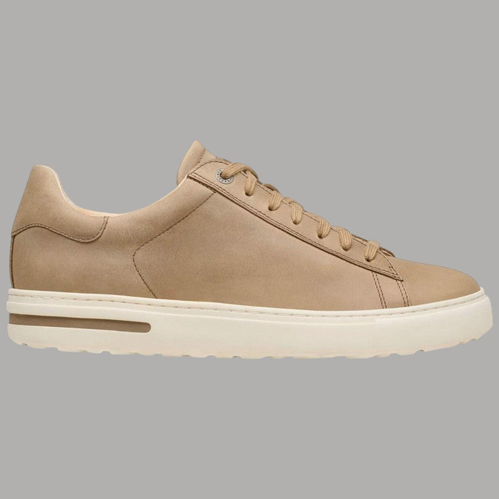 Sneakers in pelle tabacco, lato e punta arrotondata su suola bianca