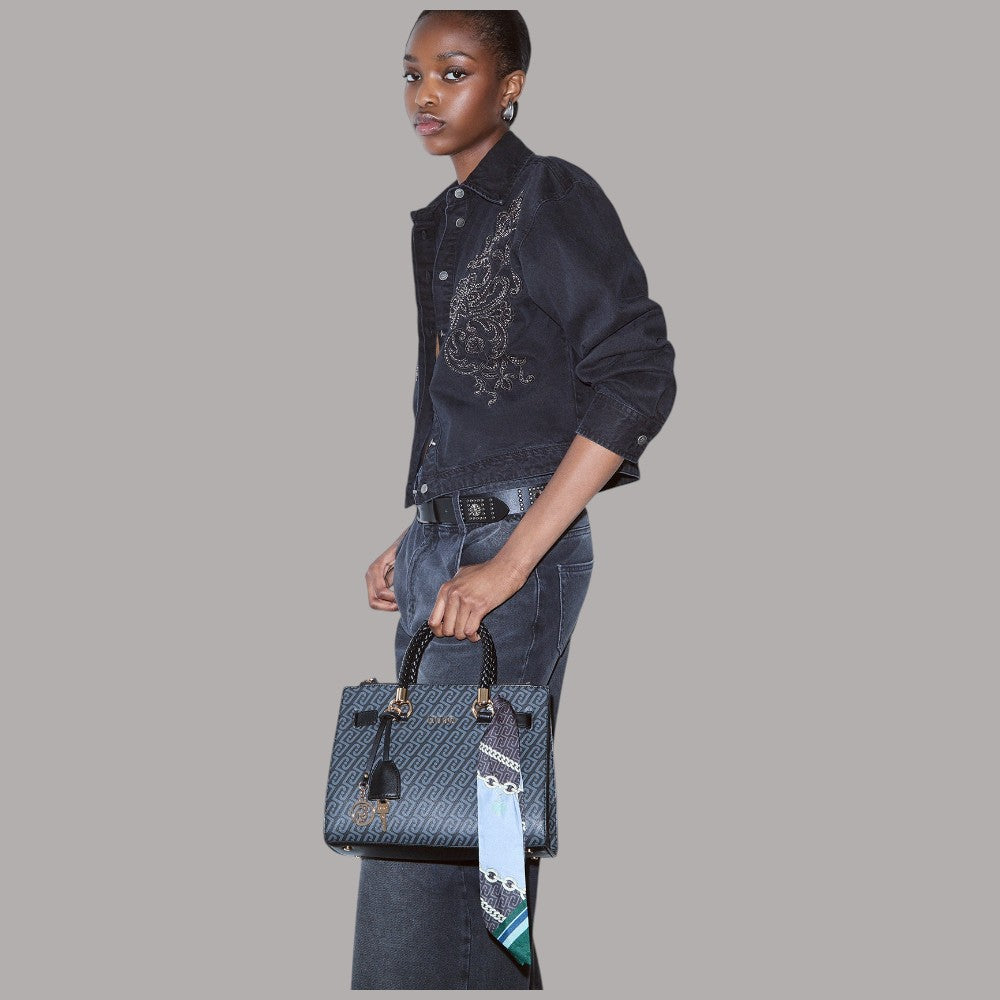 Borsa a mano con motivo monogram, foulard a nastro e charm pendenti, vista laterale