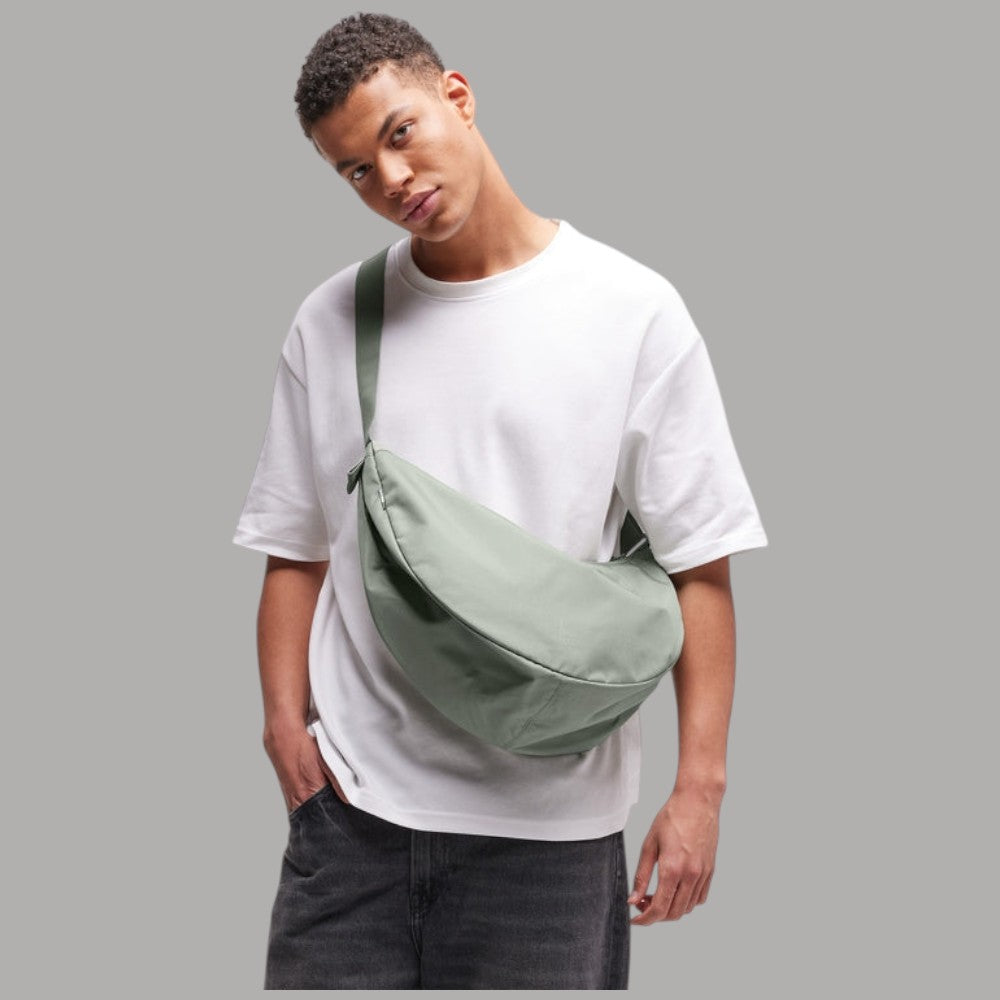 GOT BAG Moon Bag large in PET riciclato, borsa a spalla grande verde chiaro.