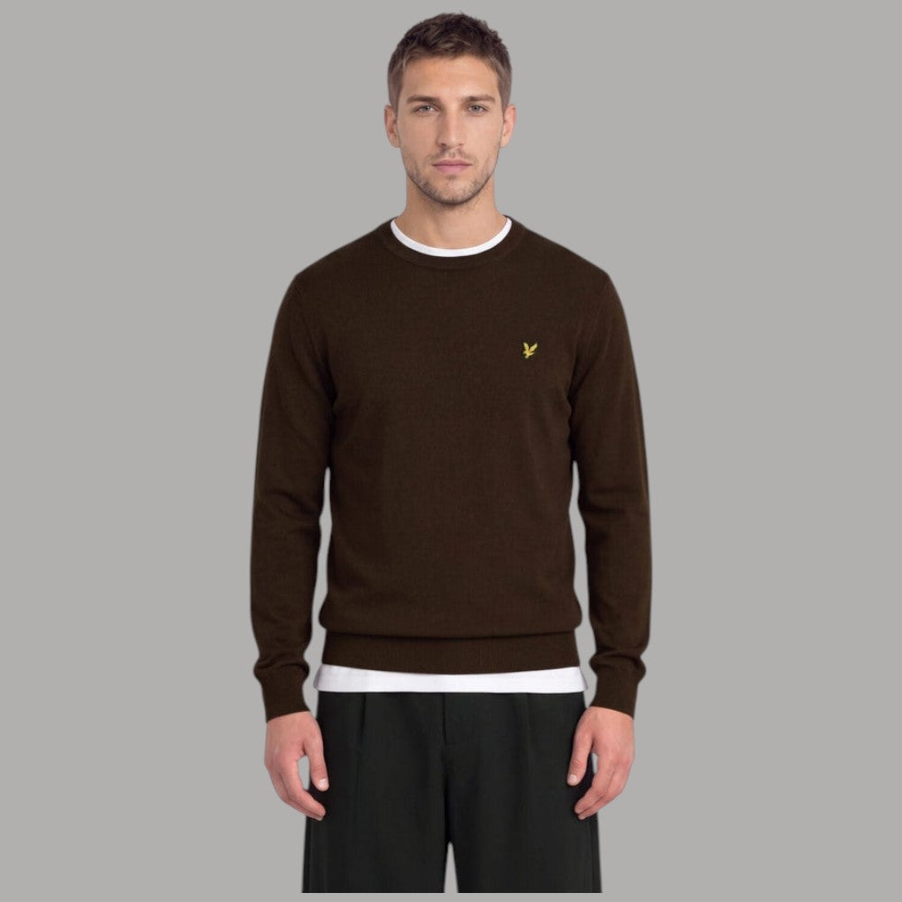 Maglione Lyle & Scott marrone scuro a girocollo, vista frontale indossato