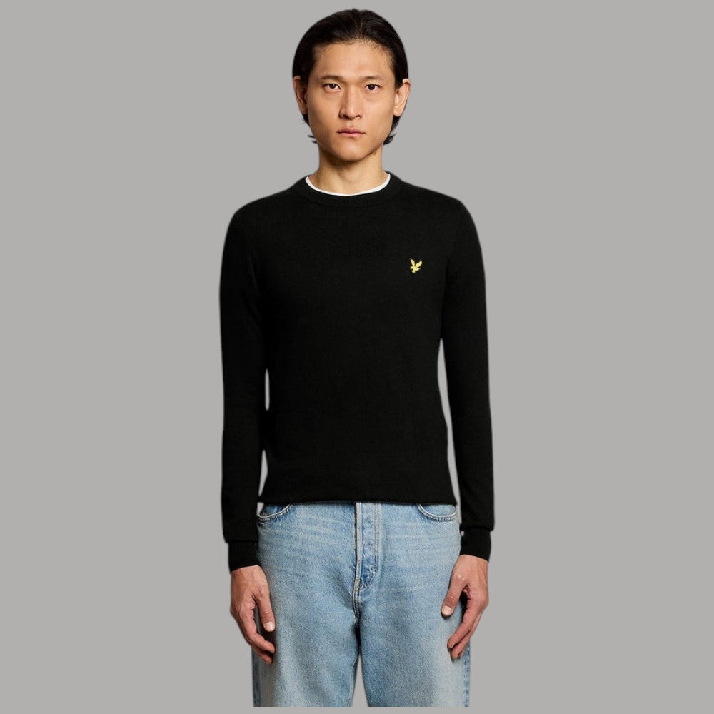 Maglione Lyle & Scott nero in lana merino, con girocollo e logo ricamato sul petto