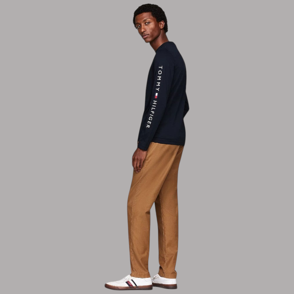 Maglia blu scuro con girocollo e stampa “TOMMY HILFIGER” sulla manica
