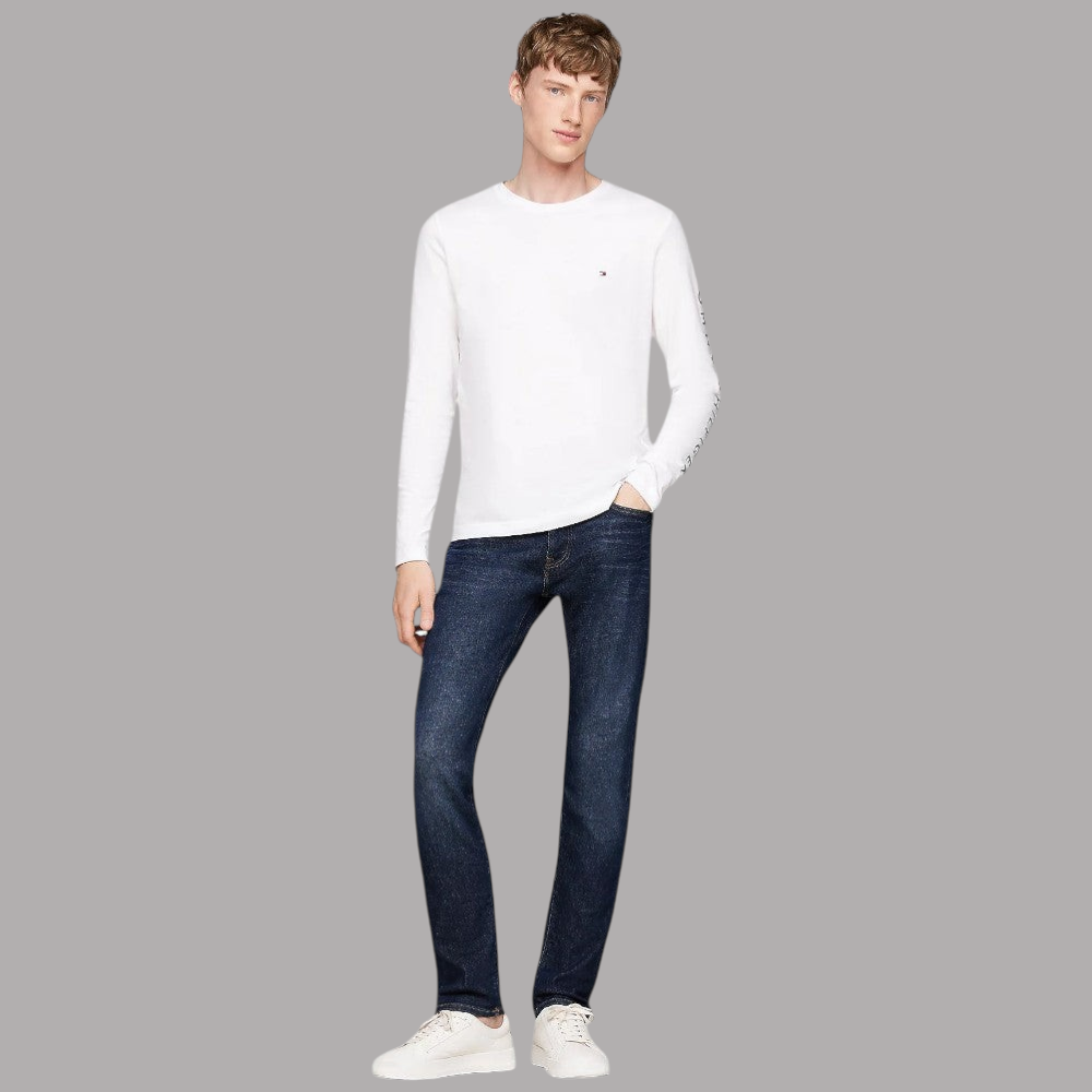 Modello indossa T-shirt manica lunga bianca Prodotti di Classe Tommy Hilfiger in cotone slim fit con logo ricamato