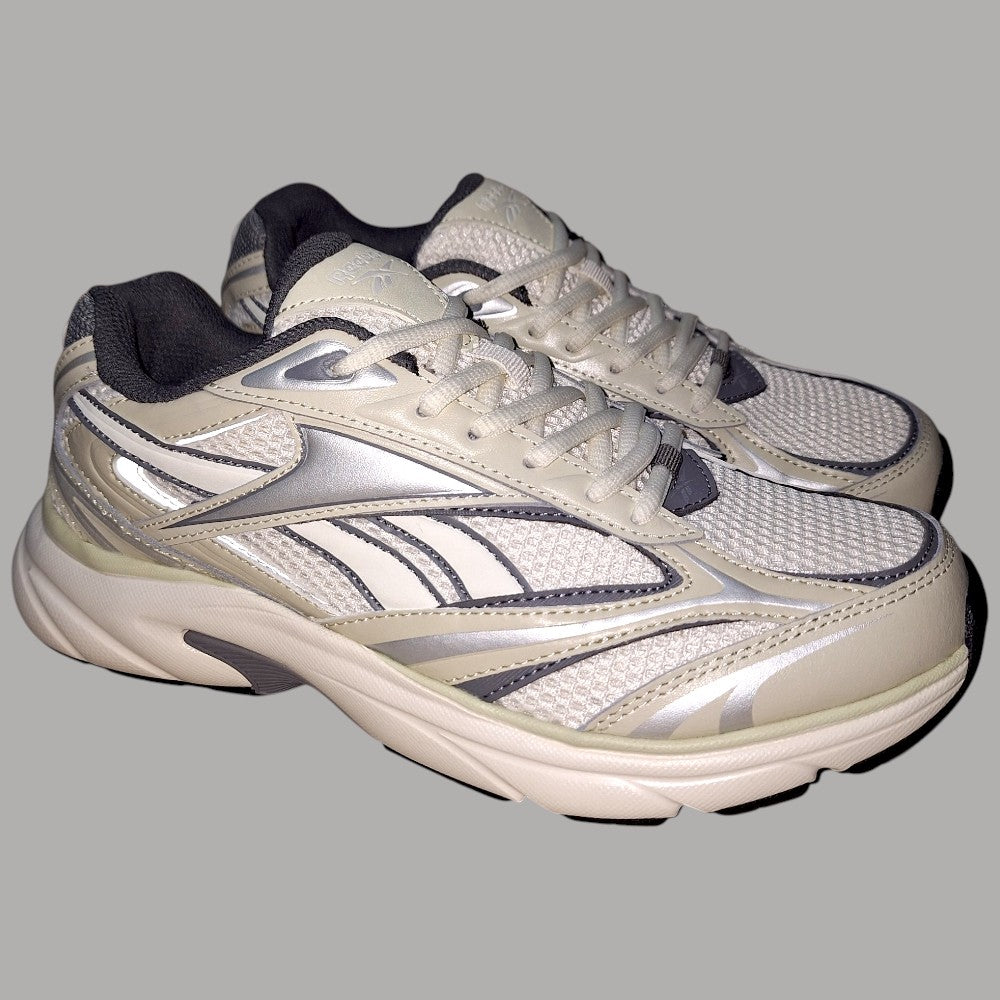 Reebok sneakers uomo bianco e argento con dettagli neri, texture in mesh e rifiniture lucide