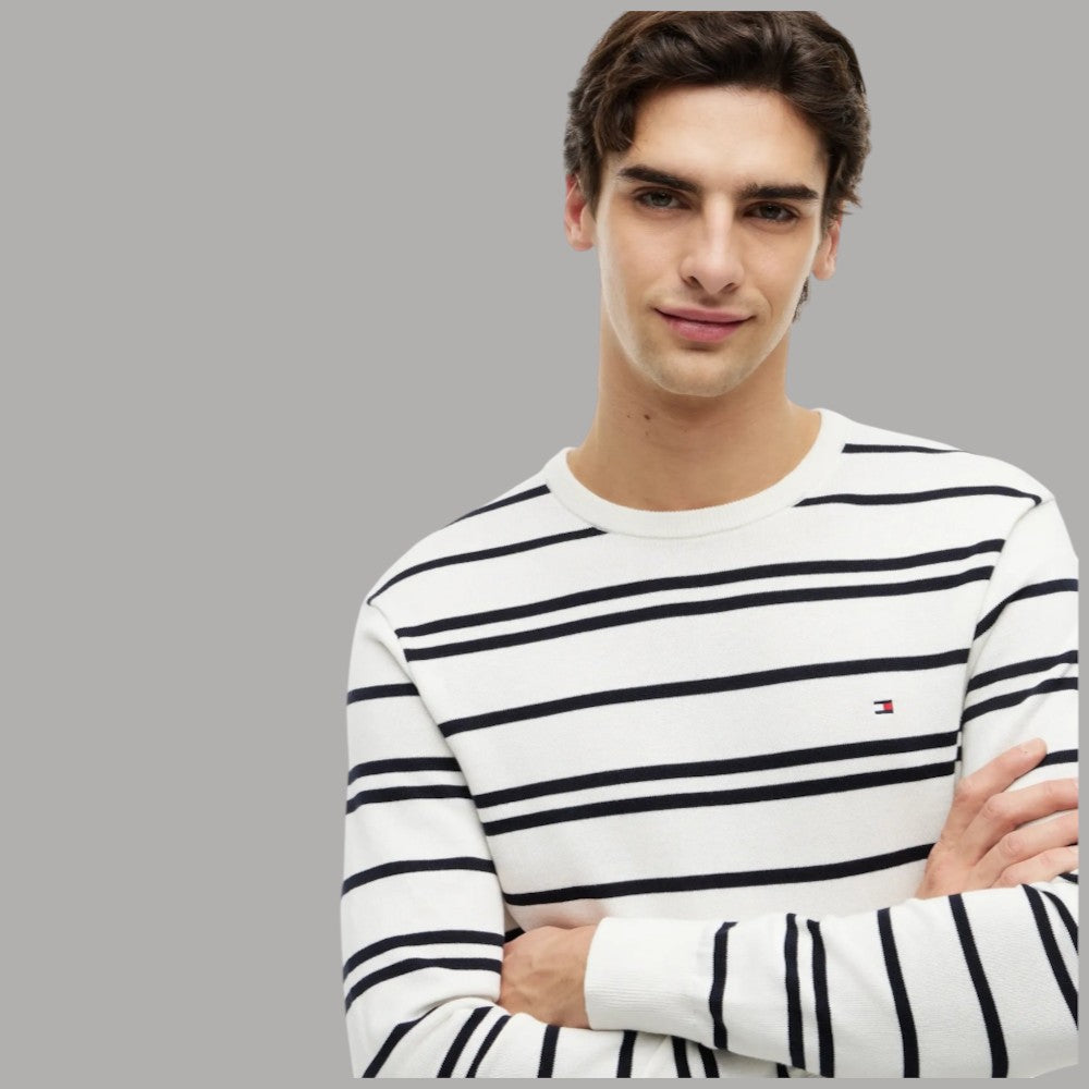 Maglione girocollo a righe bianco e blu navy, logo ricamato sul petto