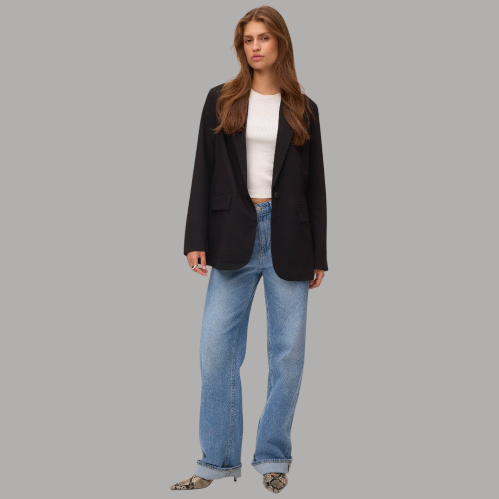 Blazer nero Vero Moda con vestibilità loose fit e tasche frontali, vista frontale