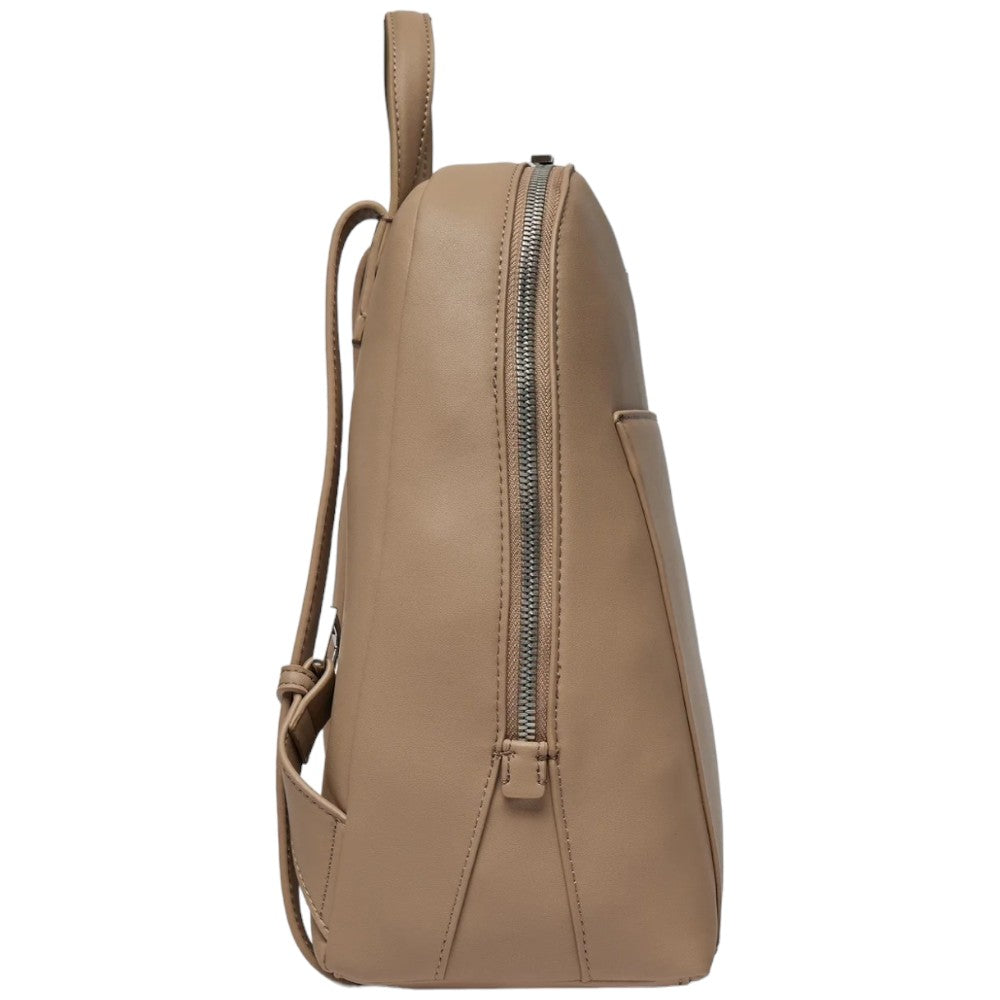 Calvin Klien zaino backpack beige K60K611363 - Prodotti di Classe