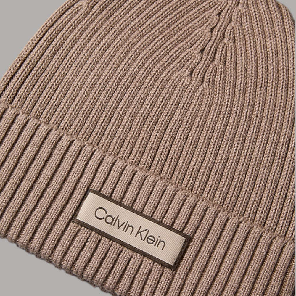 Berretto Calvin Klein in misto cashmere color beige con etichetta logo